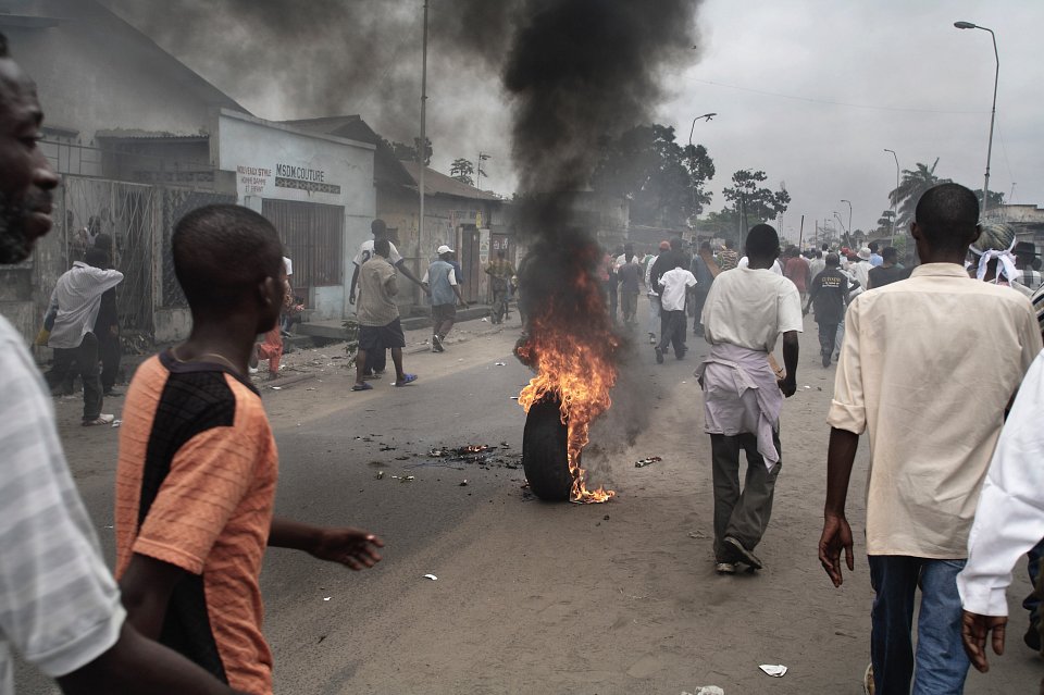 Protesters, supporters of Etienne Tshisekedi, calling for a boycott of the elections, Kinshasa, 2006