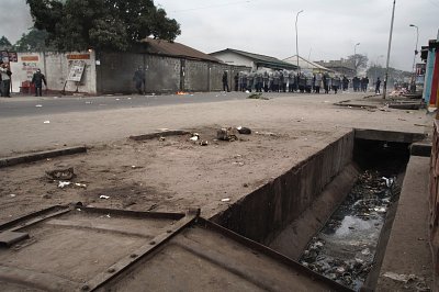 Supporters of Etienne Tshisekedi calling for a boycott of the election are dispersed by police, Kinshasa, 2006