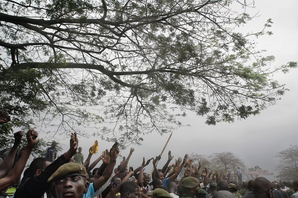 Supporters of Jean-Pierre Bemba line the road as he walks to a rally from the airport, Kinshasa, 2006