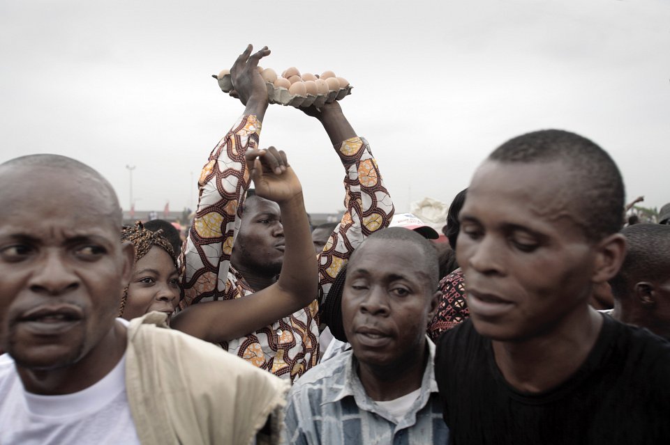 Supporters of Jean-Pierre Bemba mock President Kabila, calling him an egg seller (in reference to Kabila's statement that he could not take part in early election debates because he was balancing the delicate affairs of state on his head, as an egg seller would balance his wares), 2006