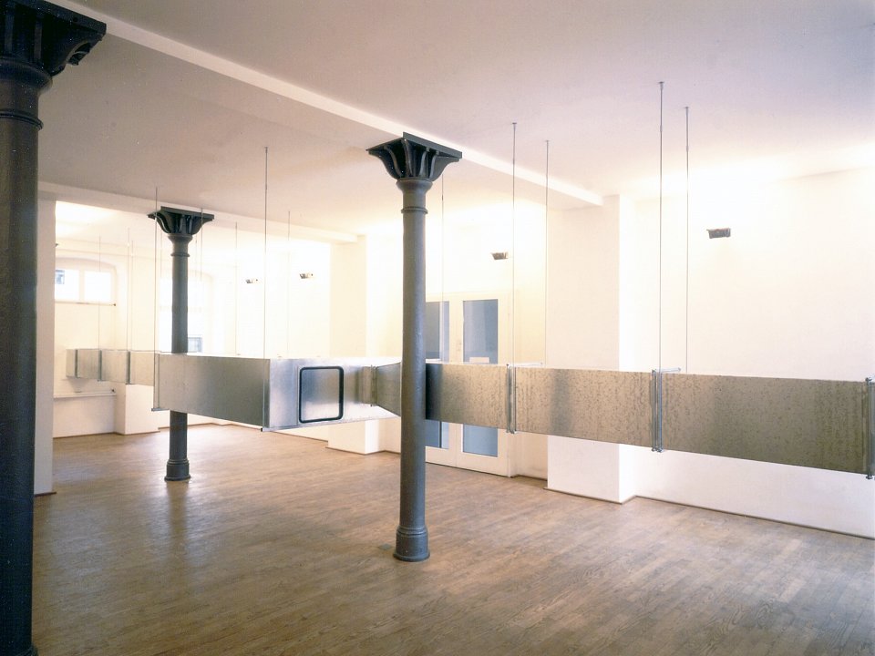 <p><em>Versuchsanordnung I</em>, installation view, Kuckei + Kuckei, 2001</p>