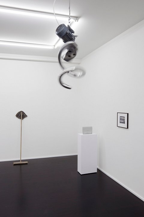<p>One way or another, installation view, Kuckei + Kuckei, 2013</p>
