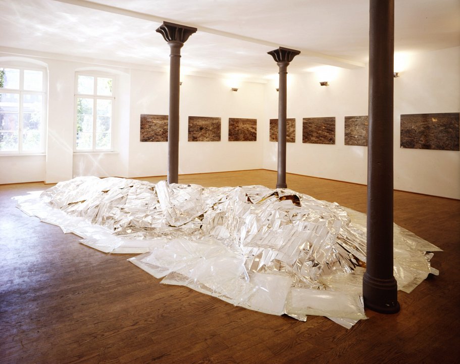 <p>installation view, Kuckei + Kuckei, 2004</p>