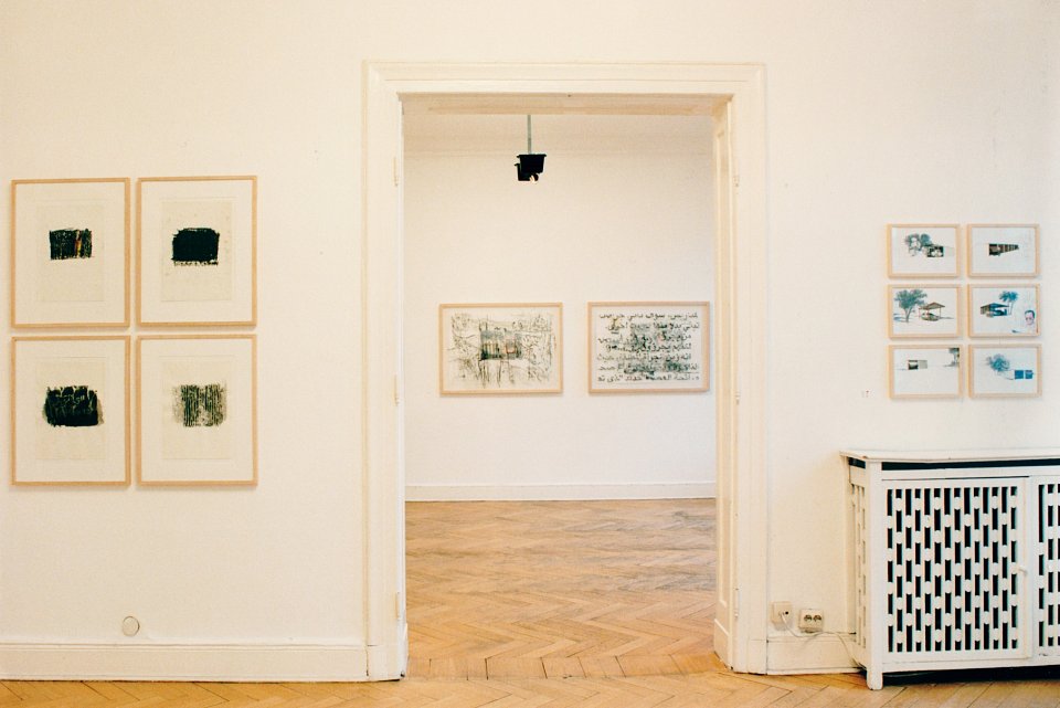 <p><em>Arbeiten auf Papier</em>, installation view, vierte Etage, 1995</p>