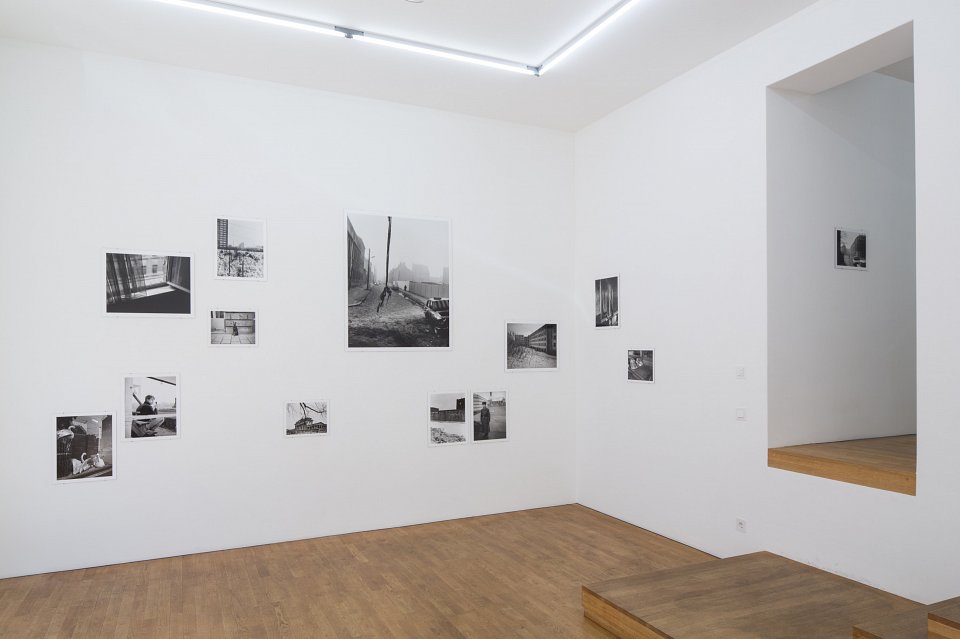 <p><em>Zwischenzeit: 1989 – 1991</em>, installation view, Kuckei + Kuckei, 2016</p>