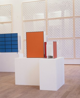 Sicherheit und Selbst ist der Mann, installation view, Kuckei + Kuckei, 1998