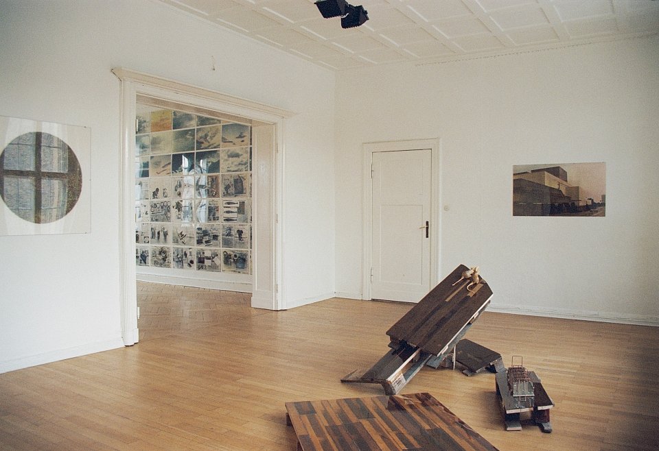 <p><em>Photoarbeiten und Objekte</em>, installation view, vierte Etage, 1994</p>